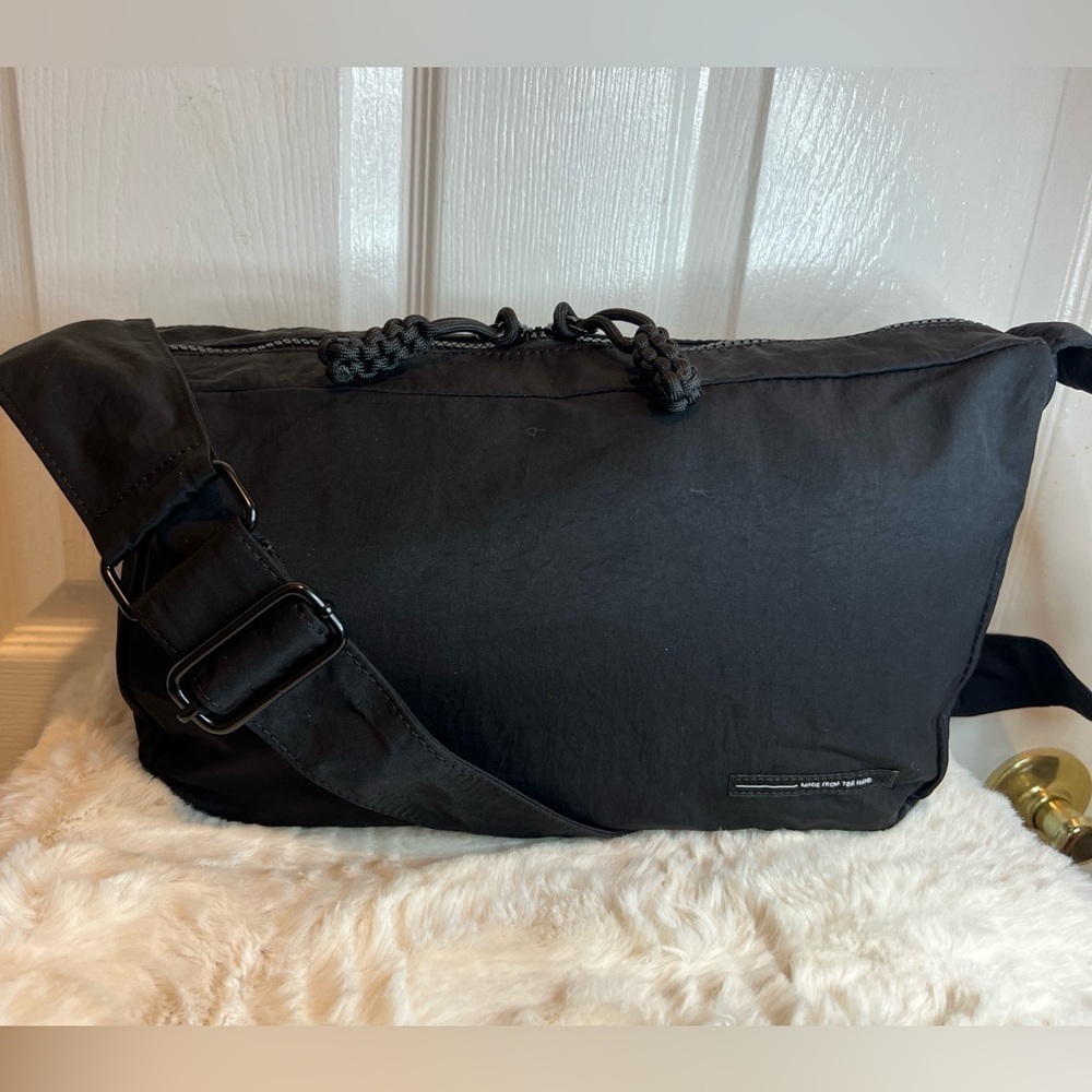 TBG HANDBAG. CROSSBODY OR SHOULDER BAG.